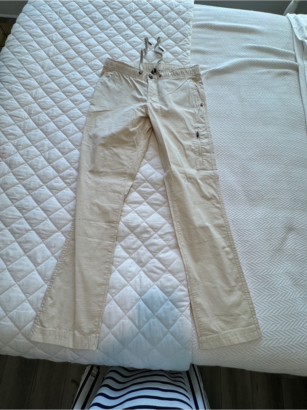 Vuori women’s Light Beige Cargo Pants with Drawstring